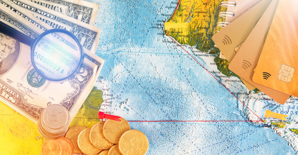 旅游装备在地图背景顶部视图模拟图片下载