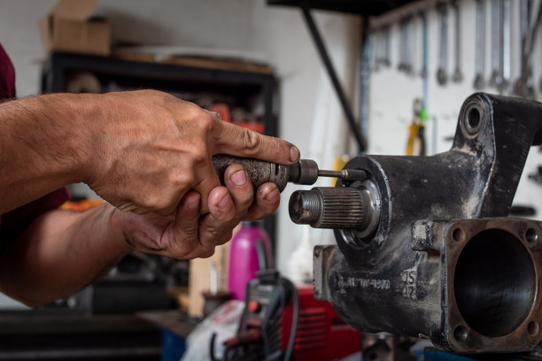 工人手里的油。机械车间的工人图片下载
