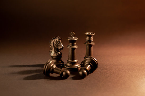 象棋棋子在黑色背景与烟，灰尘或火的效果和金色和蓝色过滤器。国际象棋战斗的概念。图片下载