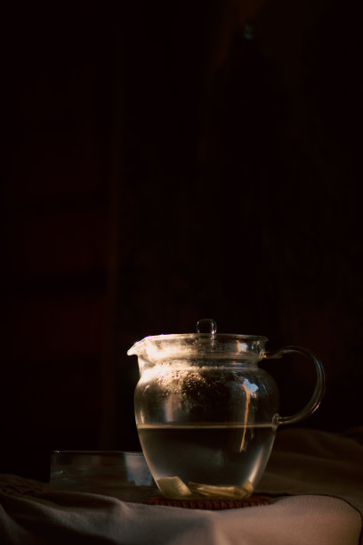 垂直倒入玻璃茶壶中的姜茶图片下载