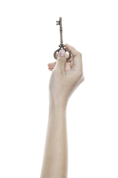 手握一个键隔离在白色背景与剪切路径。图片下载