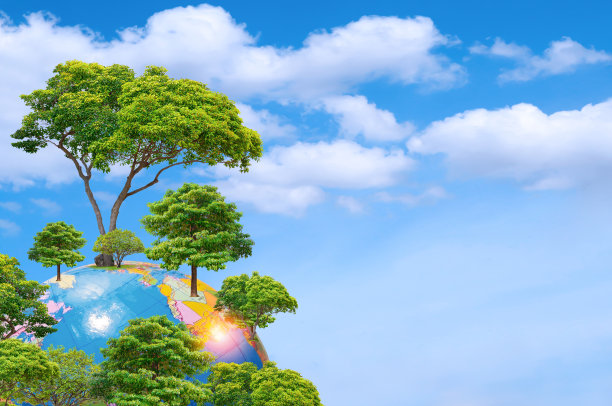 一组绿色的树木生长在地球上的模型对云在蓝天的背景，拯救地球和世界环境日的概念图片下载