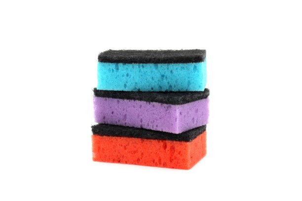 白色孤立的背景上是一堆五颜六色的海绵。图片下载