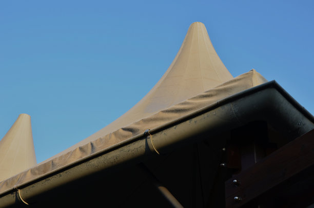 白色的防水布绷得紧紧的，在餐厅的露台上，在幼儿园的操场上，在平台上遮阳挡雨。只是一根桅杆和紧绷的木柱，贴着蓝天图片下载