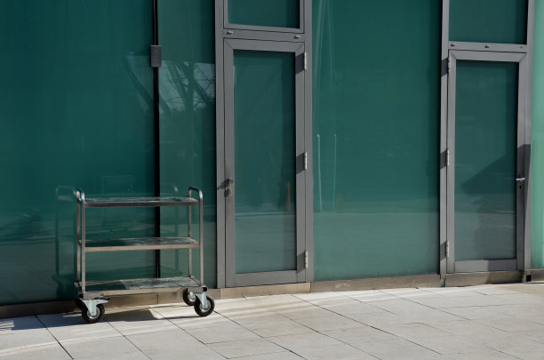 外科手术器械放在有旋转轮子的推车上。非常漂亮的建筑包层，采用了卫生的玻璃和不锈钢。医院无菌环境私人整形美容图片下载