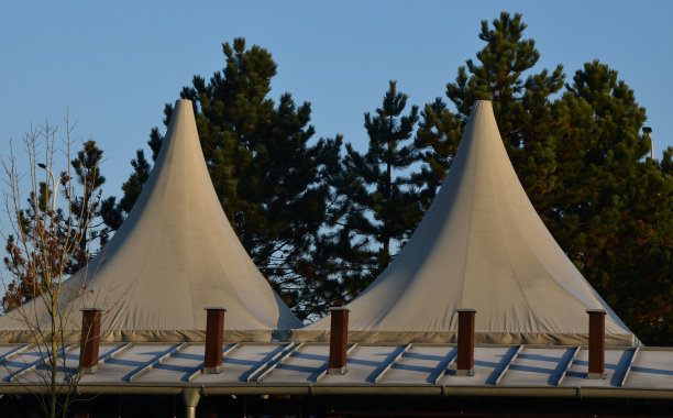 白色的防水布绷得紧紧的，在餐厅的露台上，在幼儿园的操场上，在平台上遮阳挡雨。只是一根桅杆和紧绷的木柱，贴着蓝天图片下载