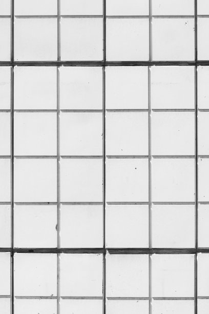 极简主义背景的白色瓷砖建筑墙壁。房屋一侧的方形瓷砖靠近。简单的背景白色不完美的墙。不理想的一面的房子覆盖瓷砖。旧立面的全框架纹理。图片下载