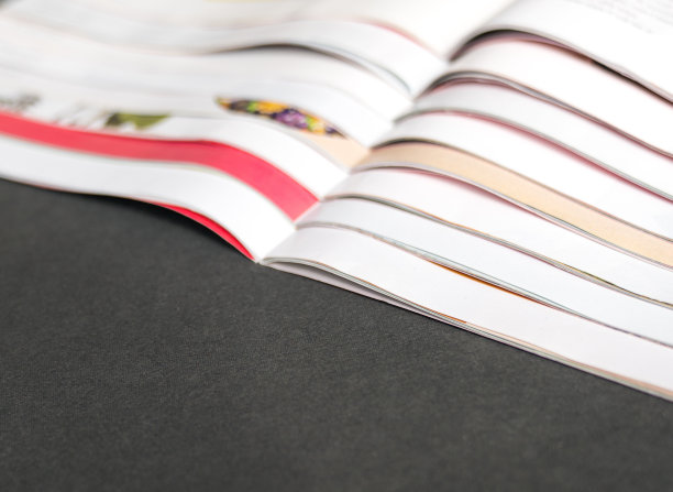 杂志打开在桌子上。图片下载