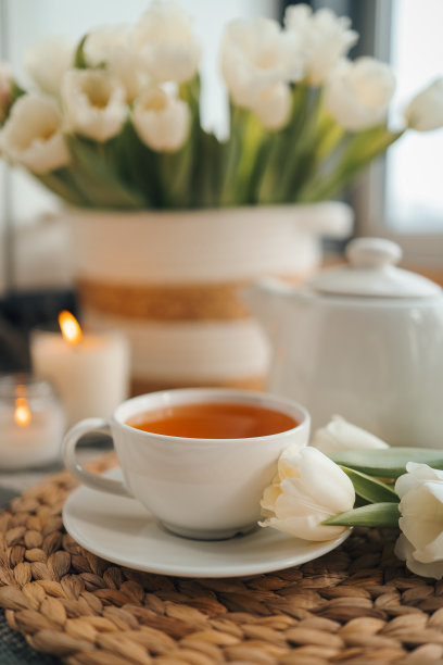茶杯与茶的特写，郁金香和蜡烛，大气的照片图片下载
