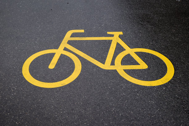 道路标志:道路上供骑自行车者使用的路标或标志图片下载