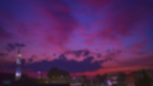 紫色夜空的抽象背景离焦照片。图片下载