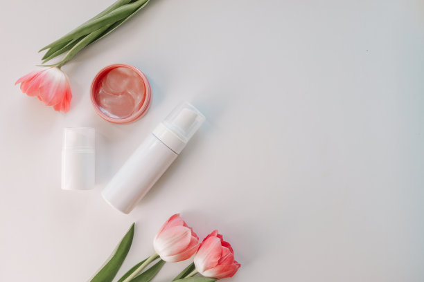 白色背景上的化妆品和眼罩，文字空间图片下载