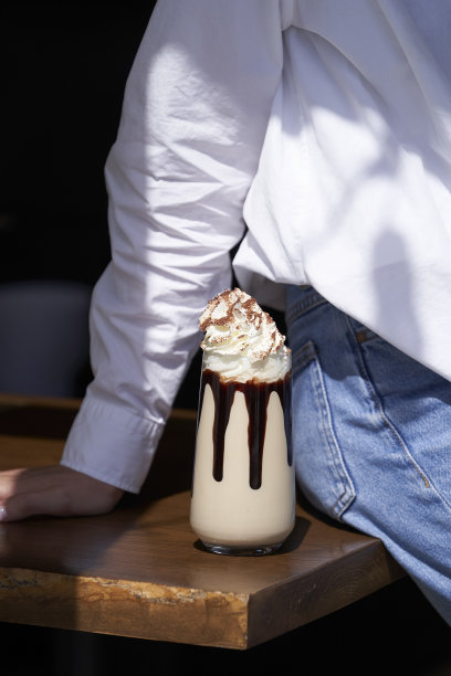 生奶油甜点杯。奶昔冰淇淋图片下载