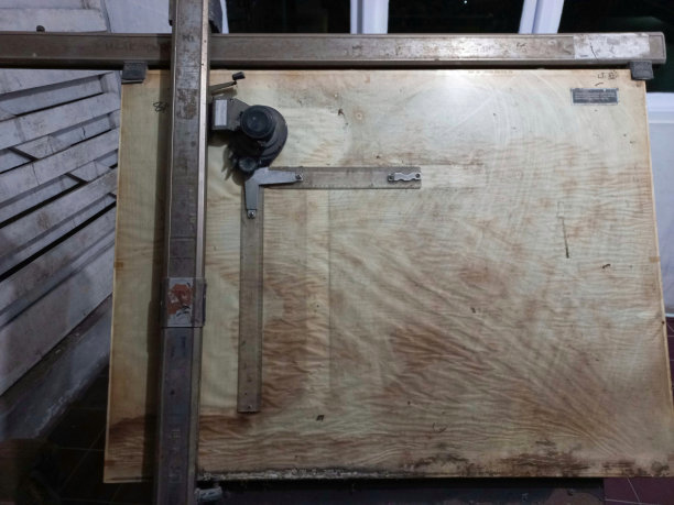 建筑师绘图台:又脏又灰图片下载