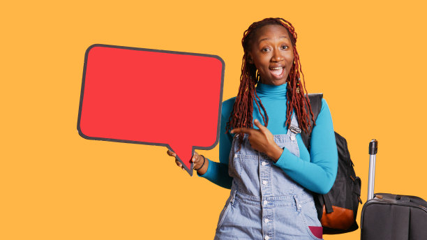 微笑的女孩拿着红色的演讲泡泡图片下载