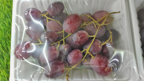 葡萄水果放在塑料盘上图片下载