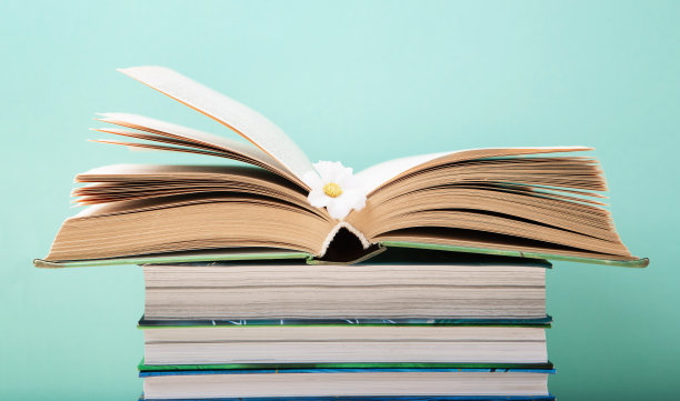 世界图书与版权日，蓝薄荷背景下的教育理念。图片下载