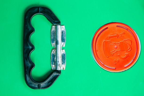 一个新的绿色密封的燃料油桶，上面有一个红色的盖子和一个黑色的把手。图片下载