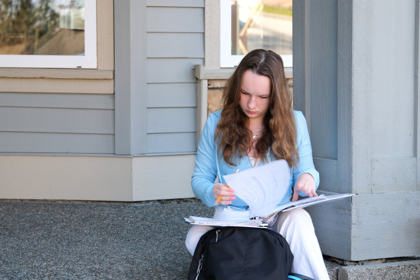 少女在门廊做作业图片下载