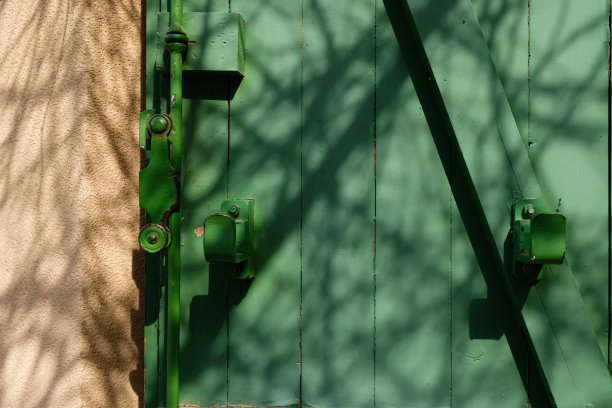 旧的金属窗闩。木制百叶窗。图片下载