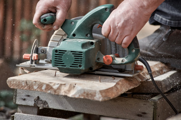 手动圆锯切木板图片下载