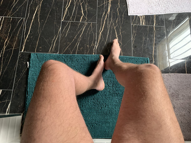 坐在浴缸边的双腿。图片下载