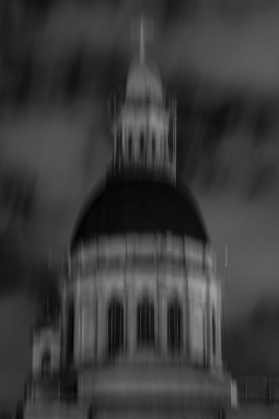 教堂的圆顶有阴暗的外观。户外拍摄，在晚上，这张照片是在一个缓慢和连续的三脚架运动中拍摄的，导致这个模糊的运动图像，然后被传递到黑白。图片下载