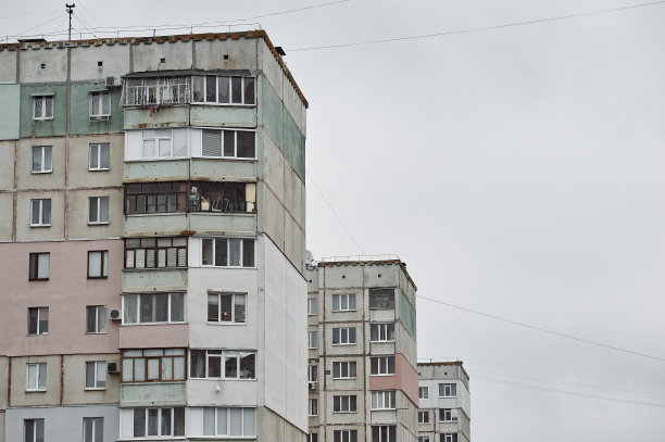 废弃的苏联高层建筑在冬天的城市图片下载