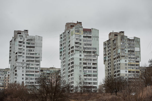 废弃的苏联高层建筑在冬天的城市图片下载