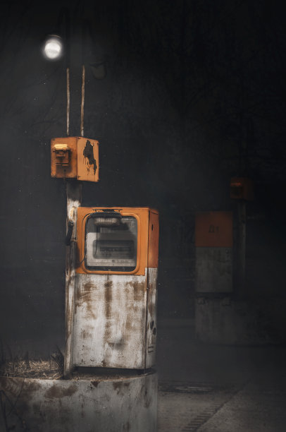 晚上在一盏灯下，废弃的老式加油站图片下载