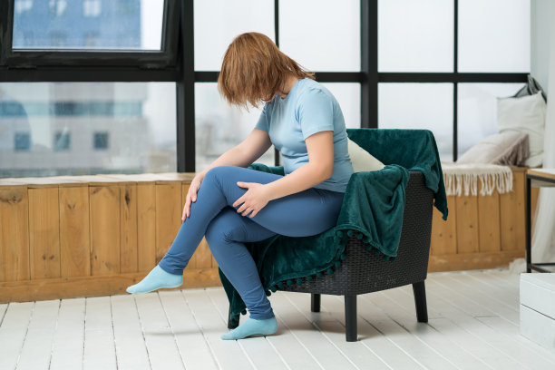 膝盖疼痛，女性疼痛，在家做自我按摩图片下载