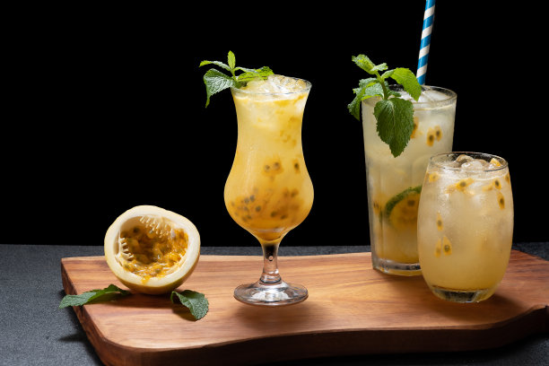 百香果莫吉托，百香果鸡尾酒，百香果冷饮，黑色背景图片下载