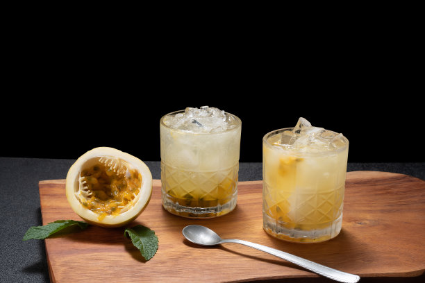 百香果莫吉托，百香果鸡尾酒，百香果冷饮，黑色背景图片下载