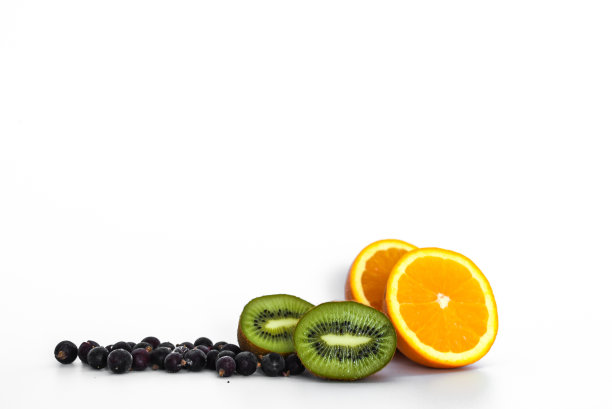 猕猴桃，黑醋栗和橙色的浅色背景图片下载