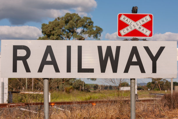 在澳大利亚内陆探险途中发现的火车、铁路或铁路道口标志图片下载