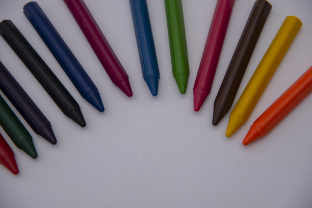 白色背景上的彩色蜡笔。横幅。图片下载