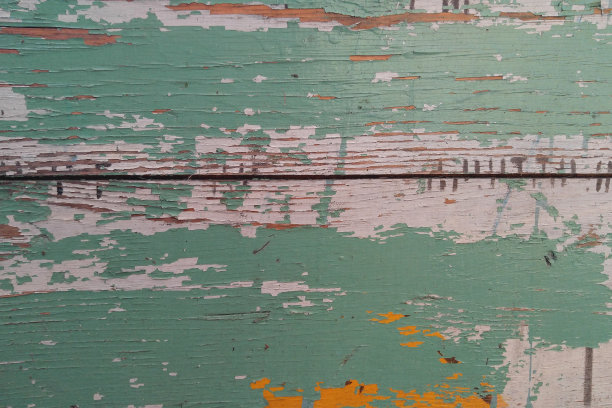 在破旧的木板上涂上绿色的旧漆图片下载