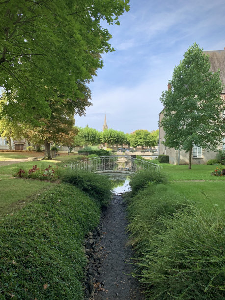 法国一条干涸的河。图片下载