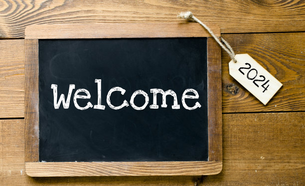 欢迎2024字在黑板上和标签上。商业概念。图片下载