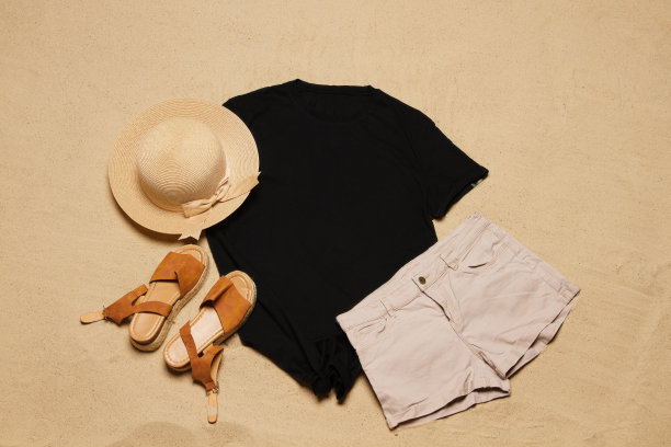 沙滩纹理背景。实物黑色夏季t恤复制空间。没有皱纹。空白模板衬衫俯视图。夏天的衣服。平铺特写t恤在海滨。Beachtime假期图片下载