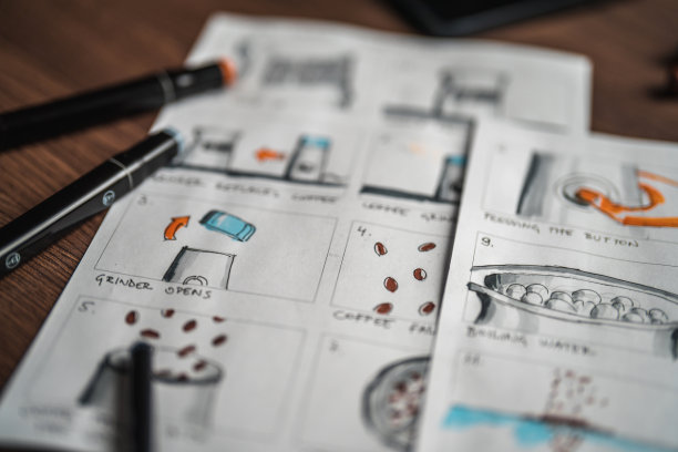 故事板和桌上的彩色铅笔图片下载