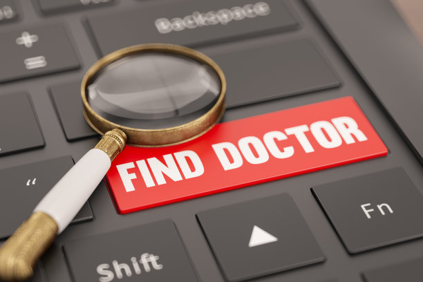 在线搜索概念用放大镜在键盘上找到医生键图片下载
