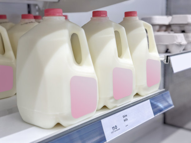 市场上陈列的牛奶瓶图片下载