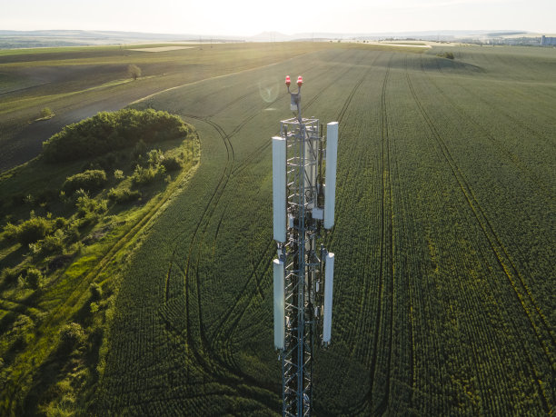 绿色的电信塔架，鸟瞰图。图片下载