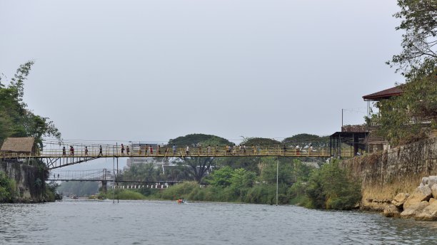 在南森河上乘小船泛舟图片下载