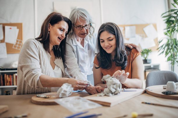 兄弟姐妹在玩陶土图片下载