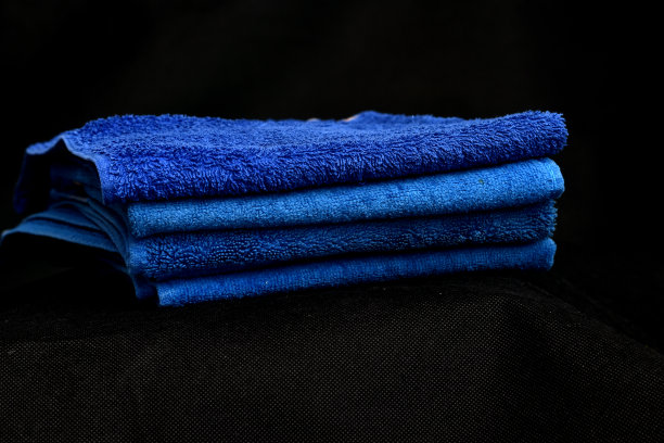 一堆蓝色的毛巾。图片下载