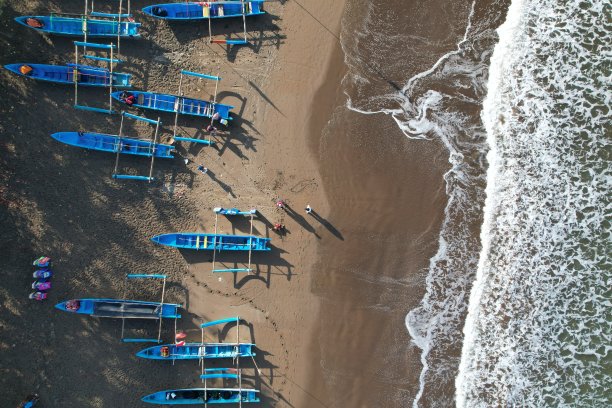 岸上的蓝色渔船图片下载