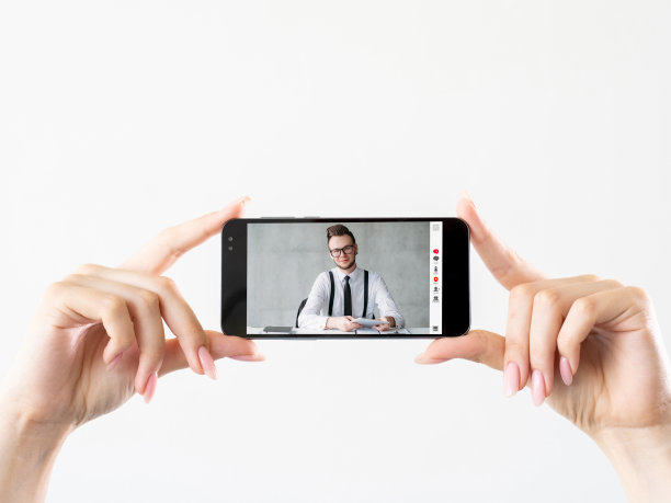 在智能手机屏幕上视频采访商人图片下载