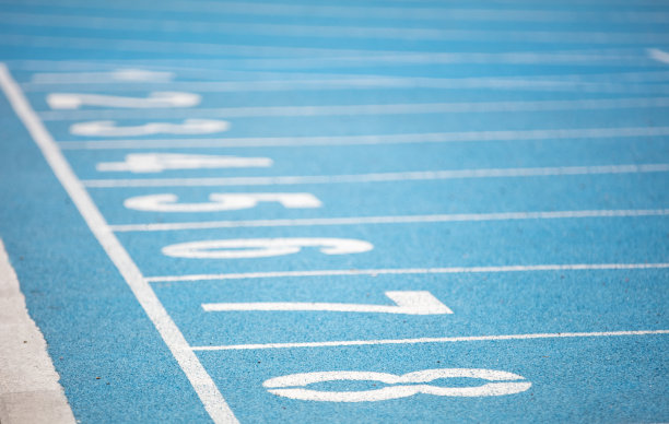 蓝色田径跑道和数字。图片下载